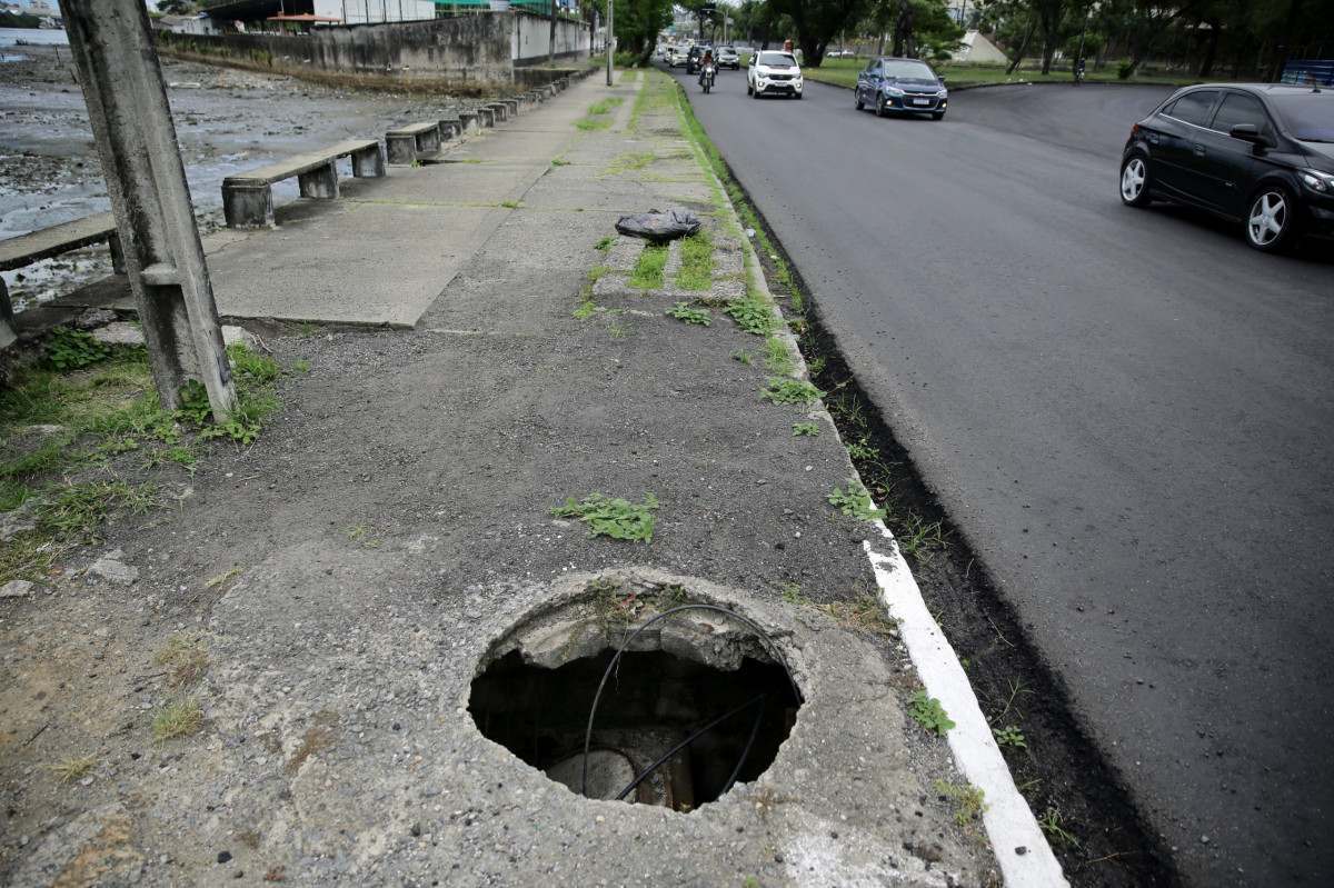 Rio Beberibe acumula lixo e tem forte mau cheiro sob ponte na divisa entre Recife e Olinda
 (Maurício Ferry/DP Fotos)