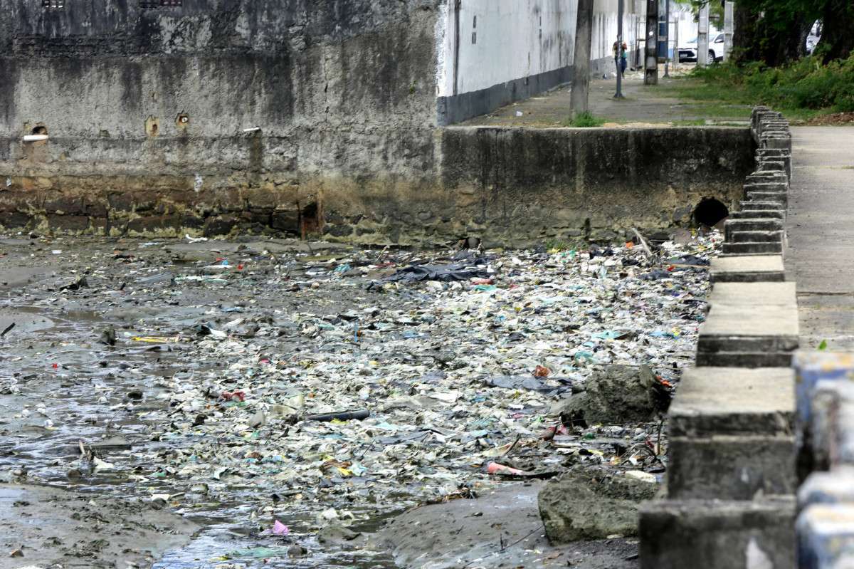 Rio Beberibe acumula lixo e tem forte mau cheiro sob ponte na divisa entre Recife e Olinda
 (Maurício Ferry/DP Fotos)