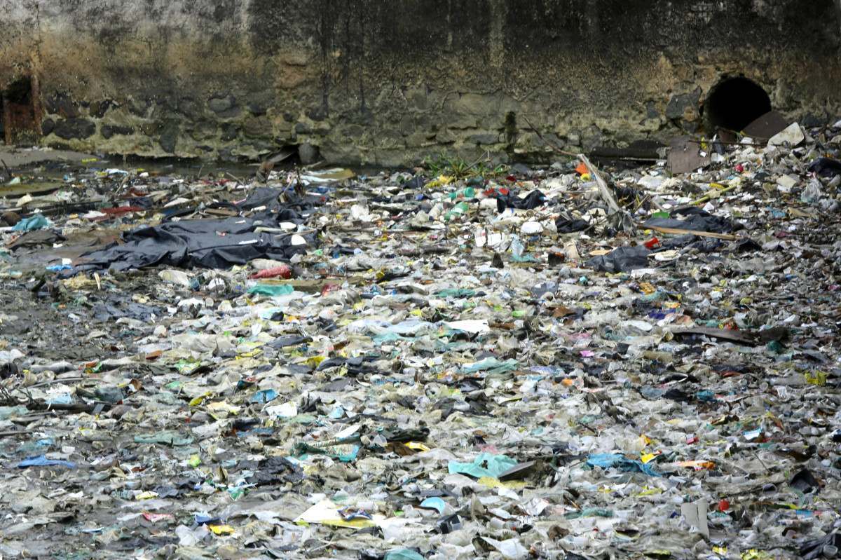 Rio Beberibe acumula lixo e tem forte mau cheiro sob ponte na divisa entre Recife e Olinda
 (Maurício Ferry/DP Fotos)