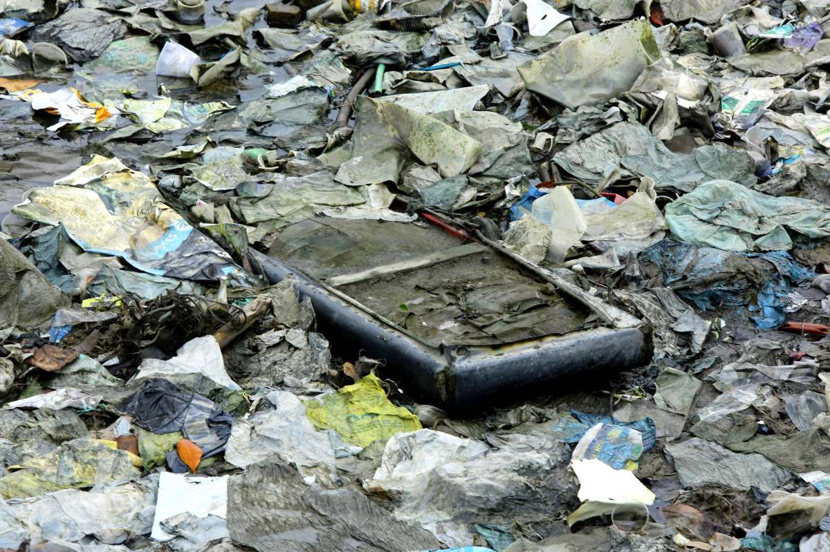 Rio Beberibe acumula lixo e tem forte mau cheiro sob ponte na divisa entre Recife e Olinda
 (Maurício Ferry/DP Fotos)