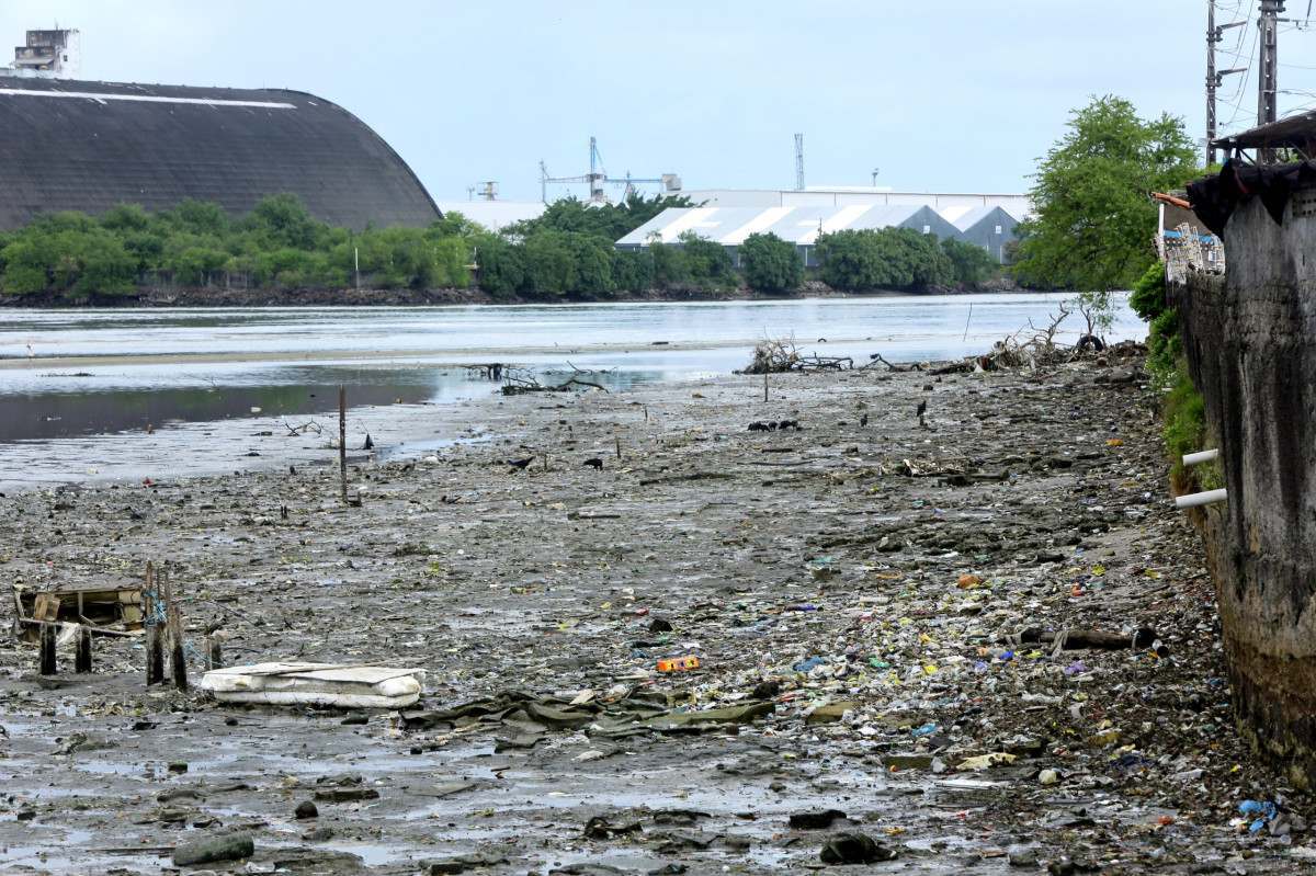 Rio Beberibe acumula lixo e tem forte mau cheiro sob ponte na divisa entre Recife e Olinda
 (Maurício Ferry/DP Fotos)