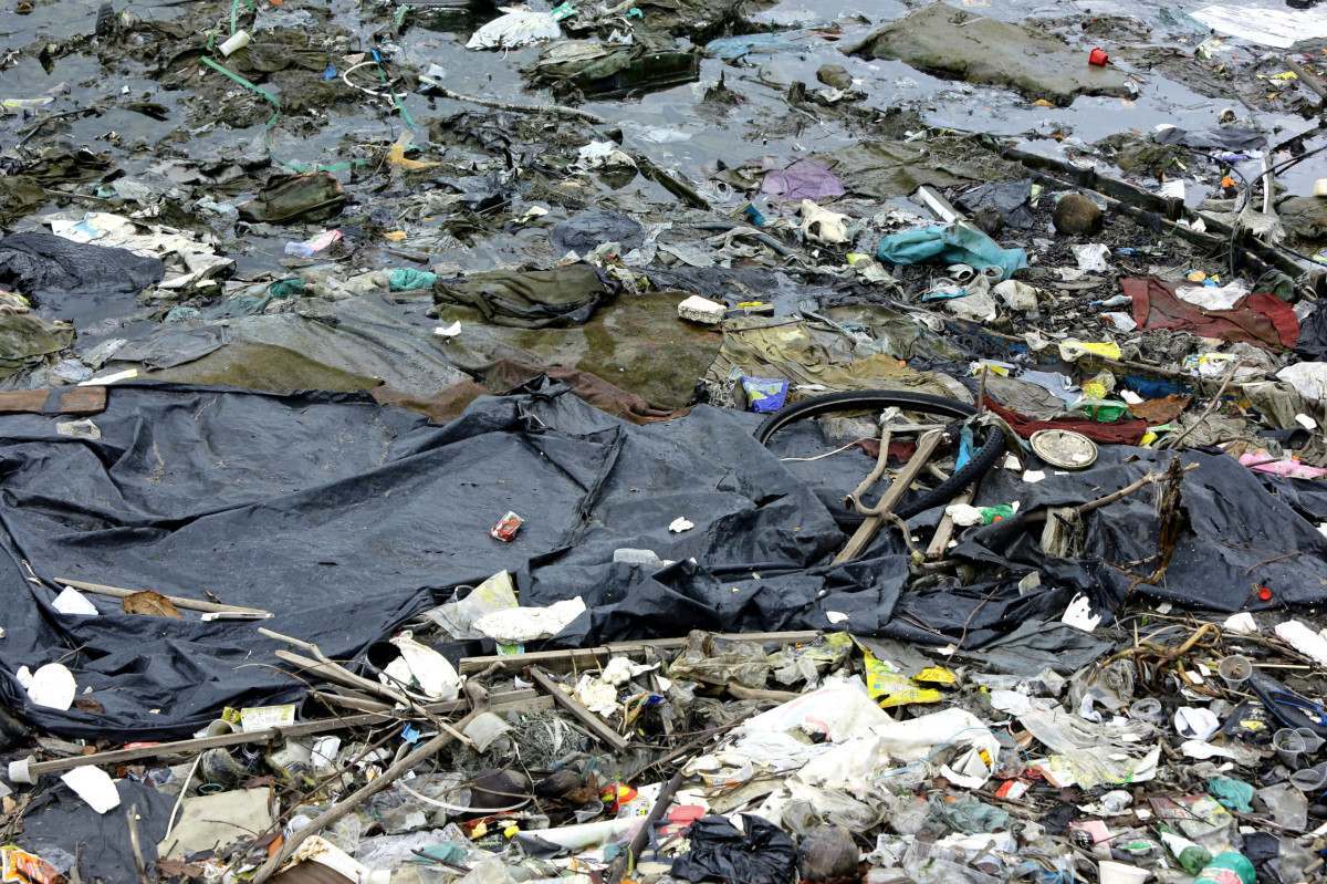 Rio Beberibe acumula lixo e tem forte mau cheiro sob ponte na divisa entre Recife e Olinda
 (Maurício Ferry/DP Fotos)