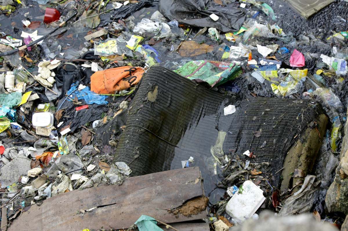 Rio Beberibe acumula lixo e tem forte mau cheiro sob ponte na divisa entre Recife e Olinda
 (Maurício Ferry/DP Fotos)