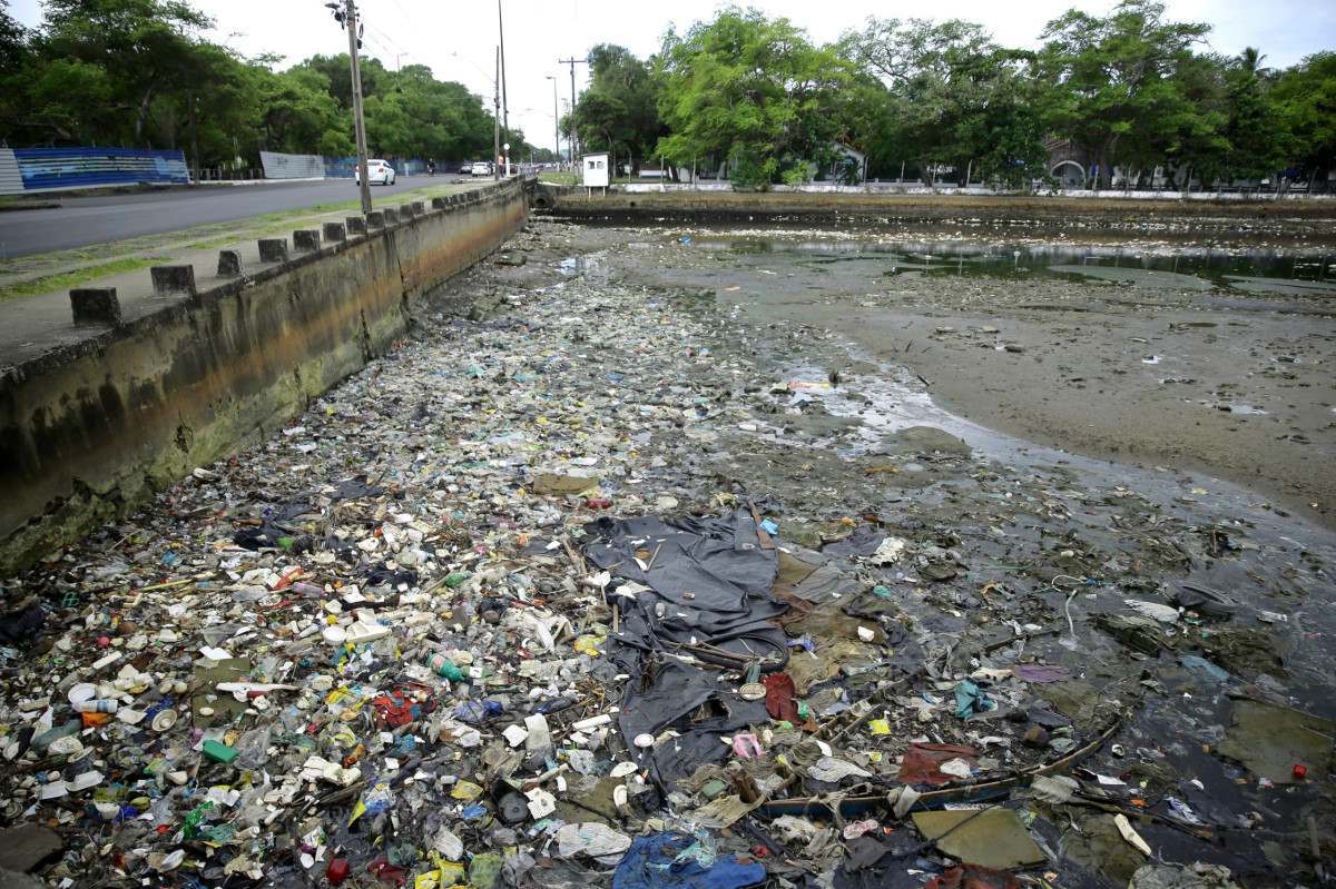 Rio Beberibe acumula lixo e tem forte mau cheiro sob ponte na divisa entre Recife e Olinda
 (Maurício Ferry/DP Fotos)