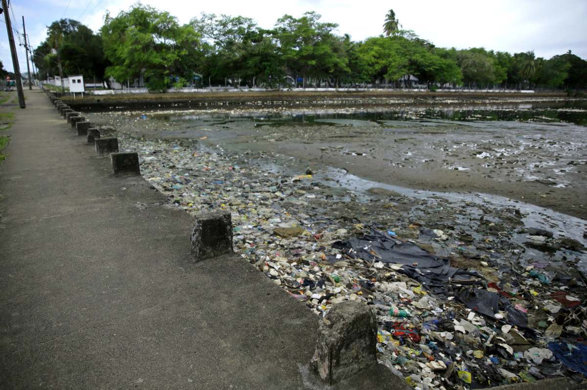 Rio Beberibe acumula lixo e tem forte mau cheiro sob ponte na divisa entre Recife e Olinda
 (Maurício Ferry/DP Fotos)