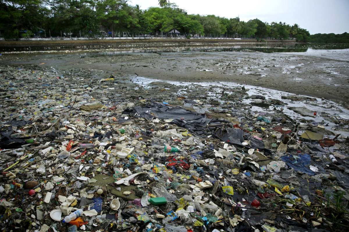 Rio Beberibe acumula lixo e tem forte mau cheiro sob ponte na divisa entre Recife e Olinda
 (Maurício Ferry/DP Fotos)