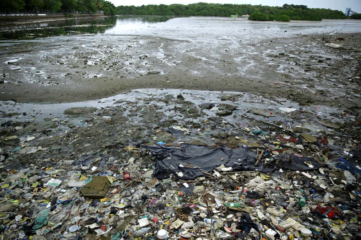 Rio Beberibe acumula lixo e tem forte mau cheiro sob ponte na divisa entre Recife e Olinda
 (Maurício Ferry/DP Fotos)