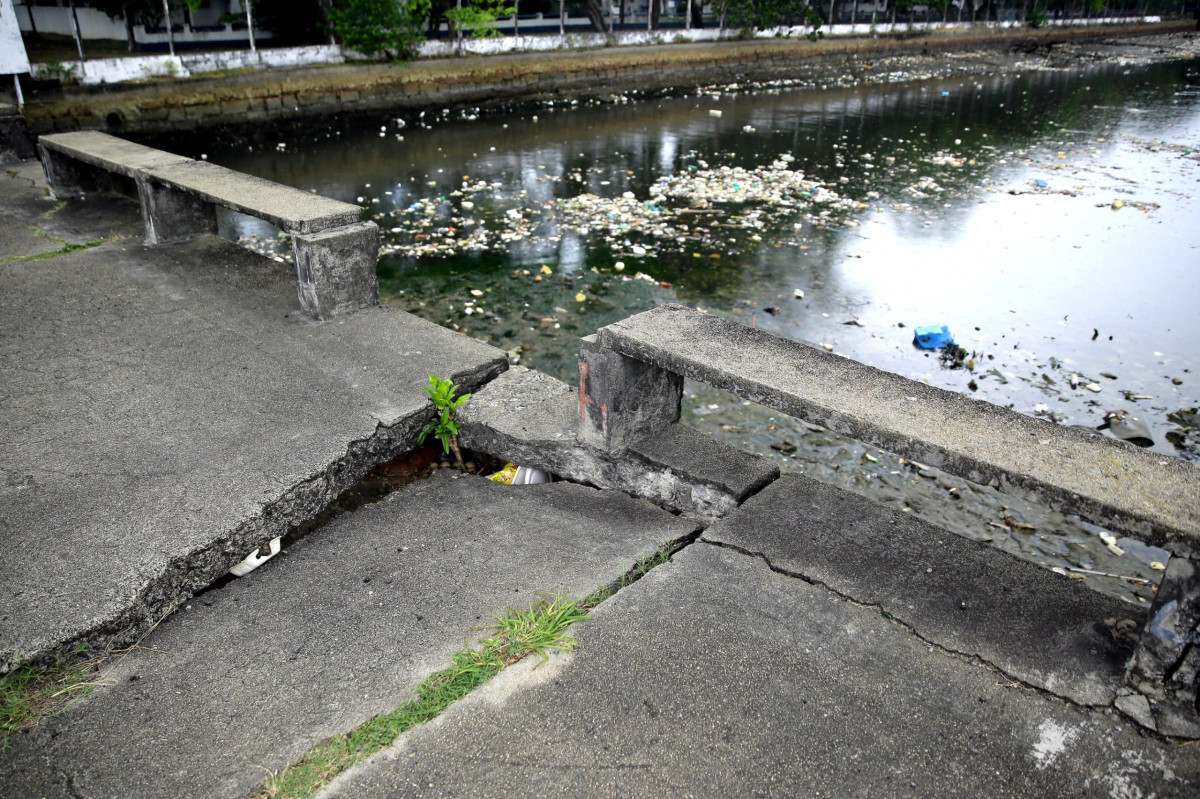 Rio Beberibe acumula lixo e tem forte mau cheiro sob ponte na divisa entre Recife e Olinda
 (Maurício Ferry/DP Fotos)