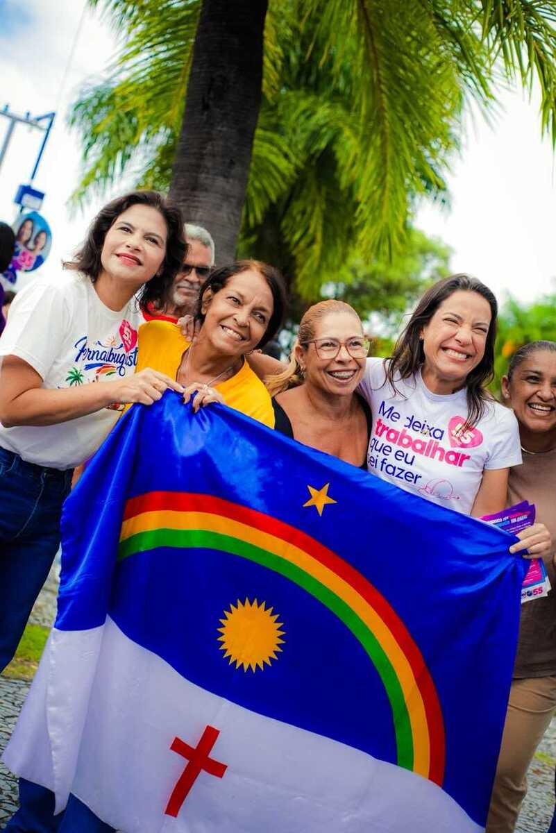 Raquel Lyra realiza panfletagem no Centro do Recife (Janaína Pepeu)