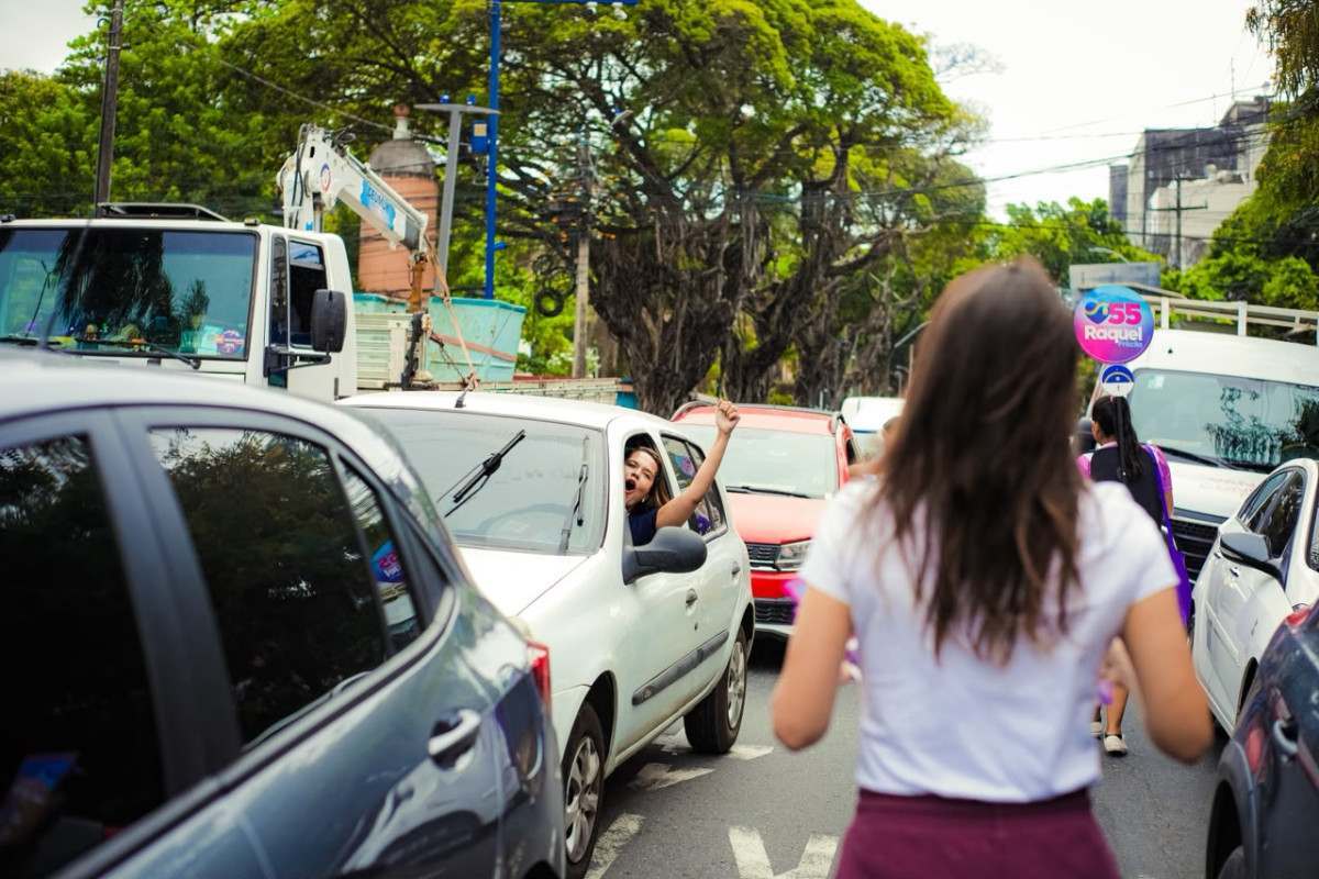 Raquel Lyra realiza panfletagem no Centro do Recife (Janaína Pepeu)