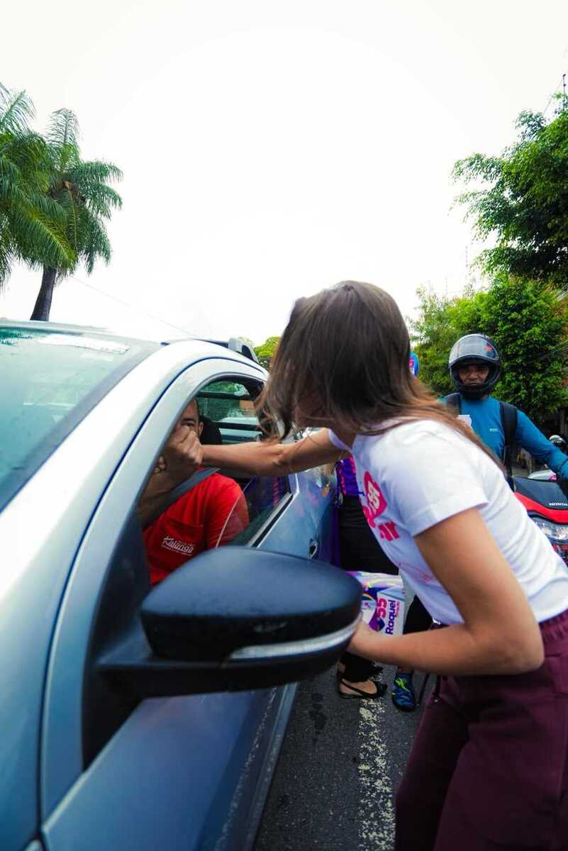Raquel Lyra realiza panfletagem no Centro do Recife (Janaína Pepeu)