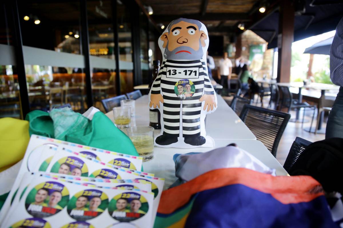 Boneco inflável de Lula preso  (Foto: Maurício Ferry/DP Foto)