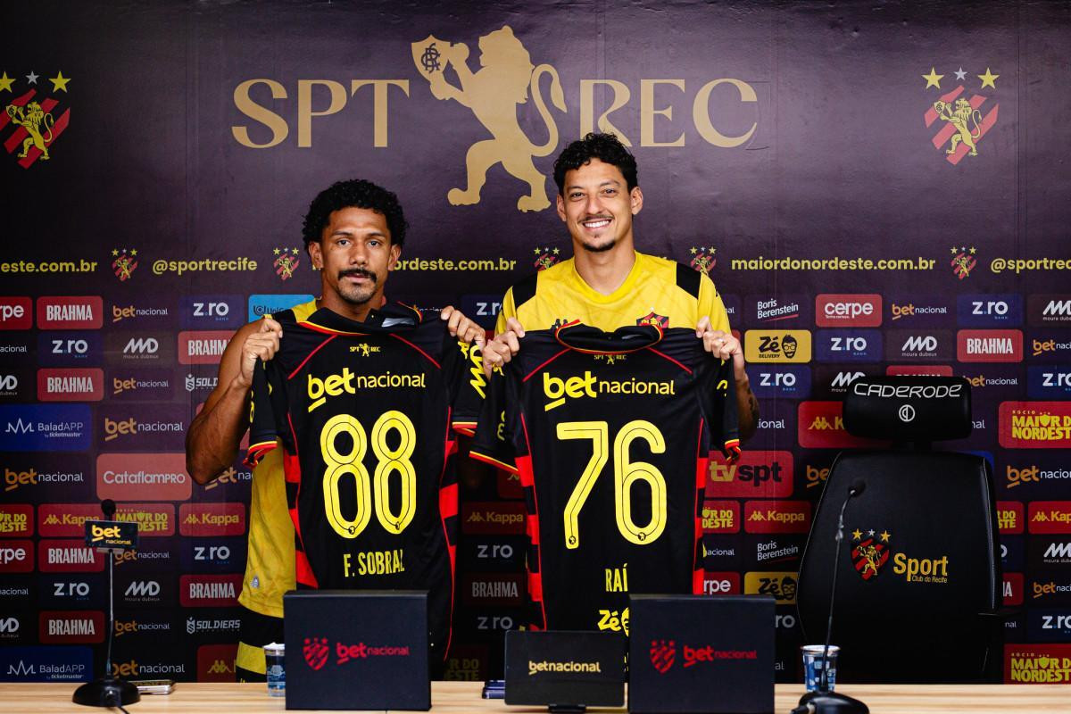 O volante Fernando Sobral e o lateral-esquerdo Raí Lopes em apresentação no Sport/Paulo Paiva/SCR