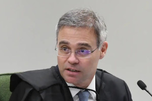 Ministro Andr&eacute; Mendon&ccedil;a em sess&atilde;o extraordin&aacute;ria do STF de 19 de setembro