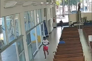 Imagem de c&acirc;mera de seguran&ccedil;a mostra momento em que homem &eacute; perseguido por policiais dentro do Santu&aacute;rio do Morro da Concei&ccedil;&atilde;o, no Recife