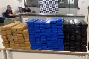 Todo o material apreendido foi encaminhado &agrave; Delegacia de Pol&iacute;cia de Vit&oacute;ria de Santo Ant&atilde;o para ado&ccedil;&atilde;o das medidas cab&iacute;veis. 
