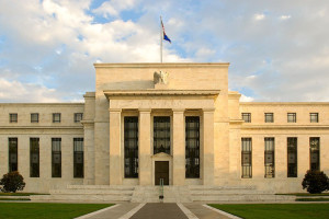 Federal Reserve ajusta taxa de refer&ecirc;ncia em 0,25 ponto percentual diante da persist&ecirc;ncia da infla&ccedil;&atilde;o e do aumento no pre&ccedil;o do petr&oacute;leo