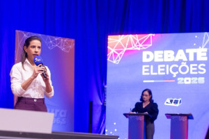 Raquel Lyra durante debate em Caruaru
