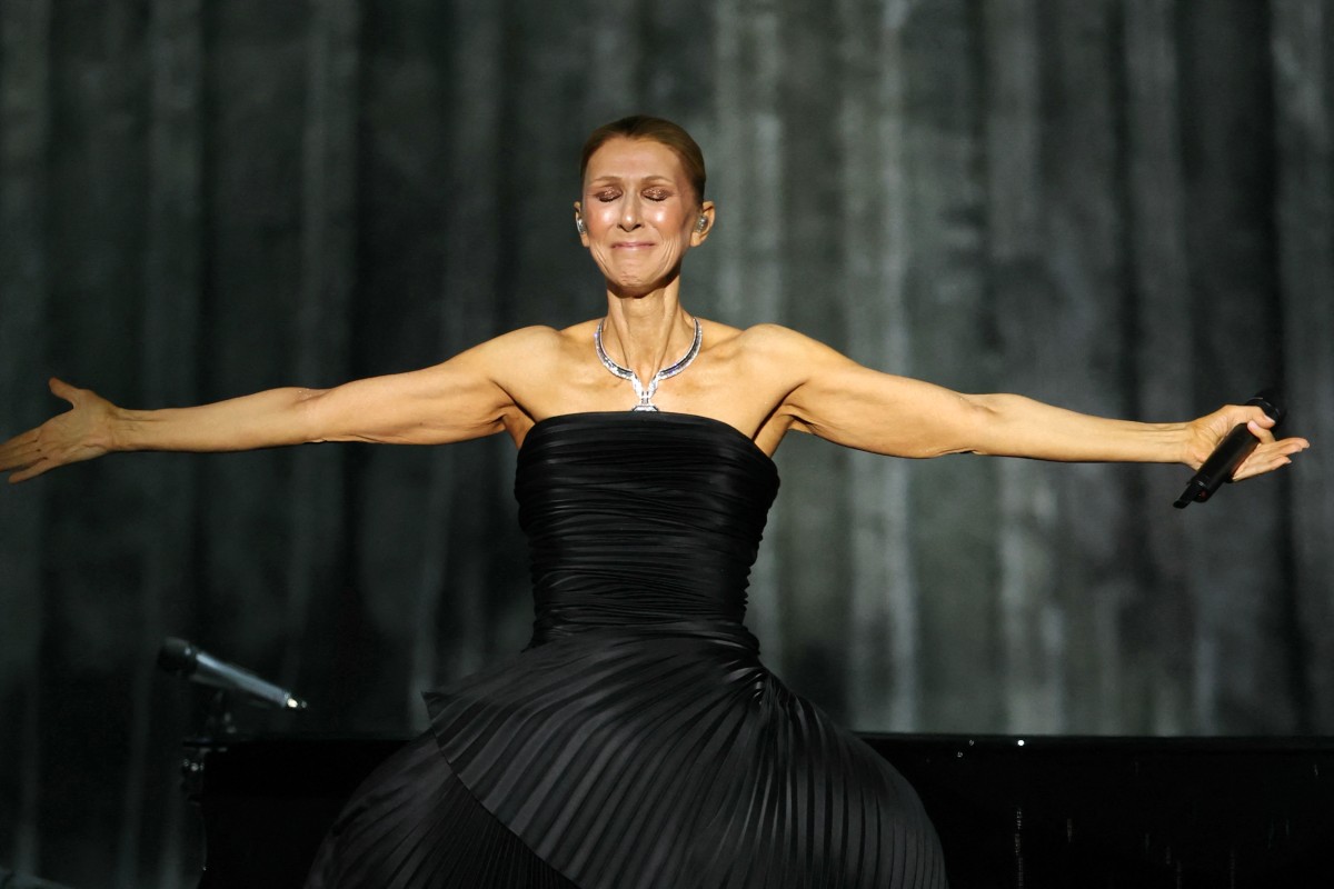  Cantora canadense Celine Dion durante performance em Paris, neste último sábado (12)/THOMAS SAMSON/AFP