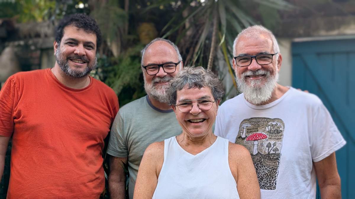 Curador Julio Cavani com os artistas da exposição "Padrão Reativo" (Alonso Laporte/Divulgação)