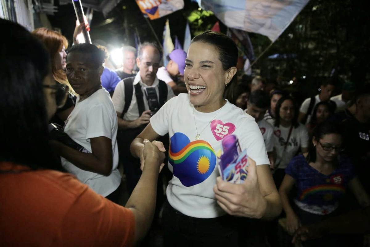 Raquel promete escrituras para moradores de Roda de Fogo durante ato no Recife/Foto: Maurício Ferry/DP Foto