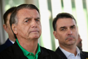 O ex-presidente Jair Bolsonaro e o seu filho, o senador e candidato &agrave; presid&ecirc;ncia, Fl&aacute;vio Bolsonaro