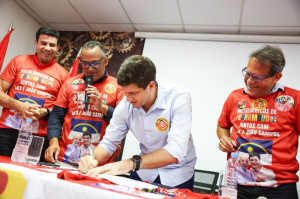 Com metal&uacute;rgicos, Jo&atilde;o Campos promete duplicar escolas t&eacute;cnicas e critica fechamento de ind&uacute;strias