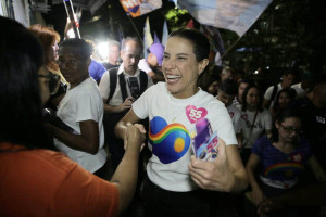 Raquel promete escrituras para moradores de Roda de Fogo durante ato no Recife