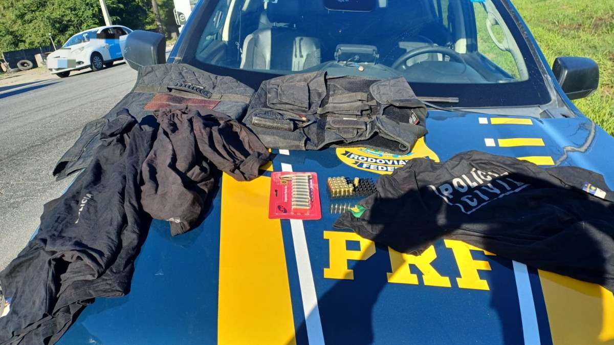 O carro e o material apreendido foram encaminhados para a Delegacia de Polícia Civil de Prazeres/Foto: Divulgação/PRF