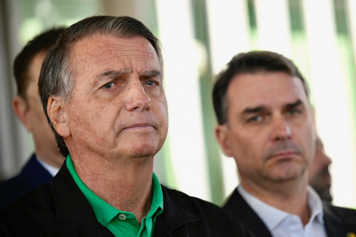 O ex-presidente Jair Bolsonaro e o seu filho, o senador e candidato à presidência, Flávio Bolsonaro/Mateus Bonomi/AFP