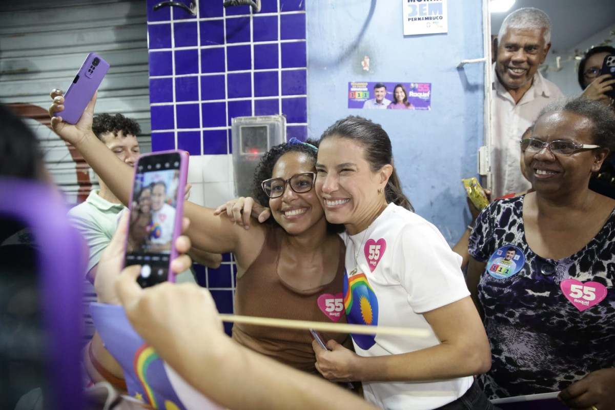 Raquel promete escrituras para moradores de Roda de Fogo durante ato no Recife (Foto: Maurício Ferry/DP Foto)