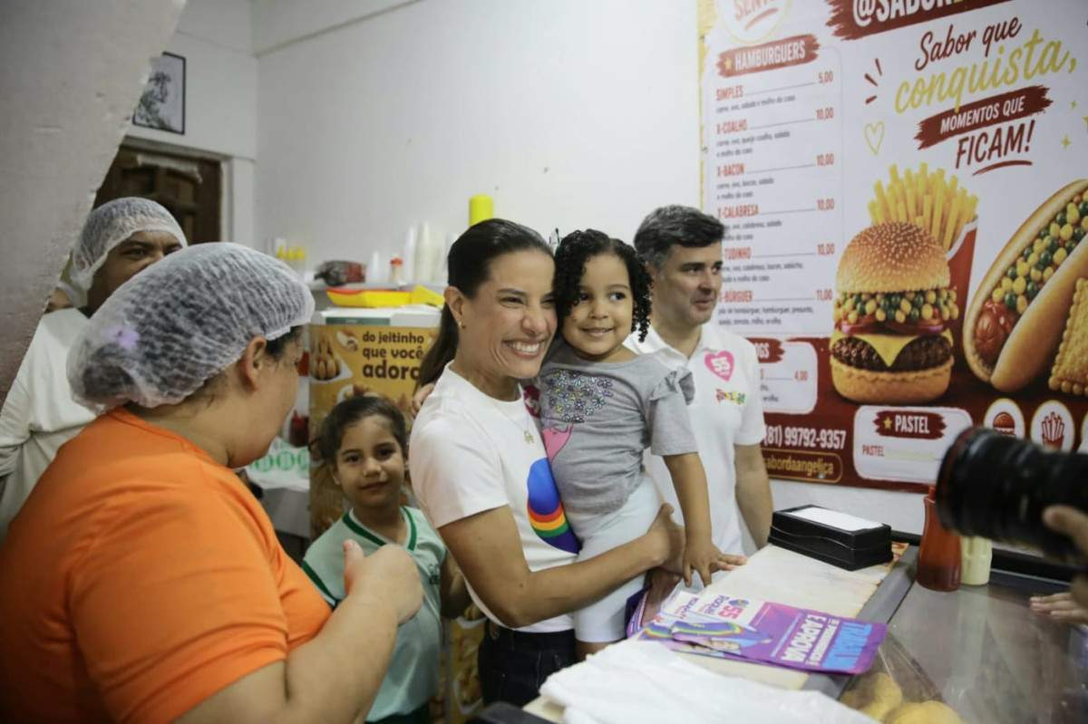 Raquel promete escrituras para moradores de Roda de Fogo durante ato no Recife (Foto: Maurício Ferry/DP Foto)