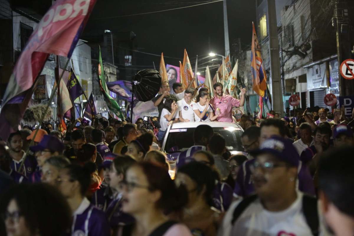 Raquel promete escrituras para moradores de Roda de Fogo durante ato no Recife (Foto: Maurício Ferry/DP Foto)