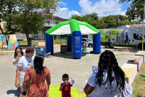 Res&iacute;duos s&atilde;o recolhidos e separados durante mutir&atilde;o de limpeza realizado em pra&ccedil;a de Olinda