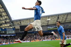 Jogadores do Brighton comemoram gol 