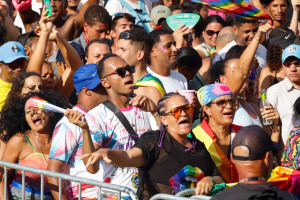 Parada da Diversidade do Recife re&uacute;ne p&uacute;blico para celebrar a diversidade e defender respeito, inclus&atilde;o e cidadania