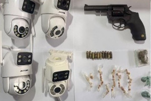 Quatro c&acirc;meras de monitoramento tamb&eacute;m foram apreendidas pelos policiais militares