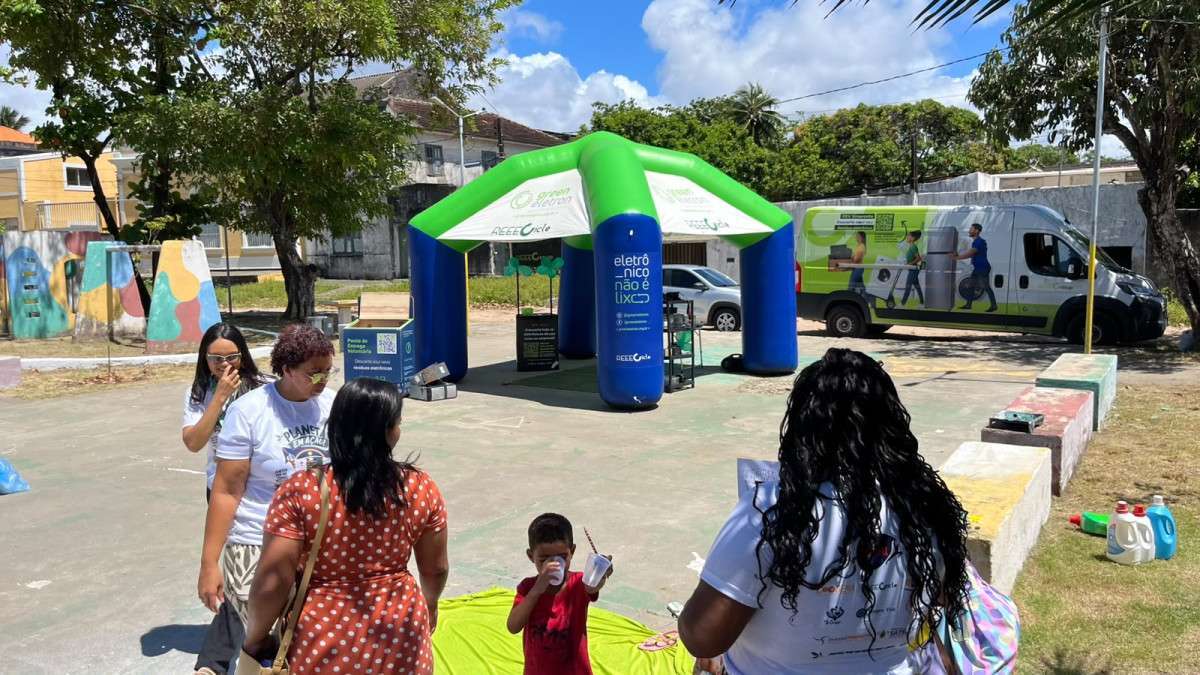Resíduos são recolhidos e separados durante mutirão de limpeza realizado em praça de Olinda/Divulgação/REEECicle