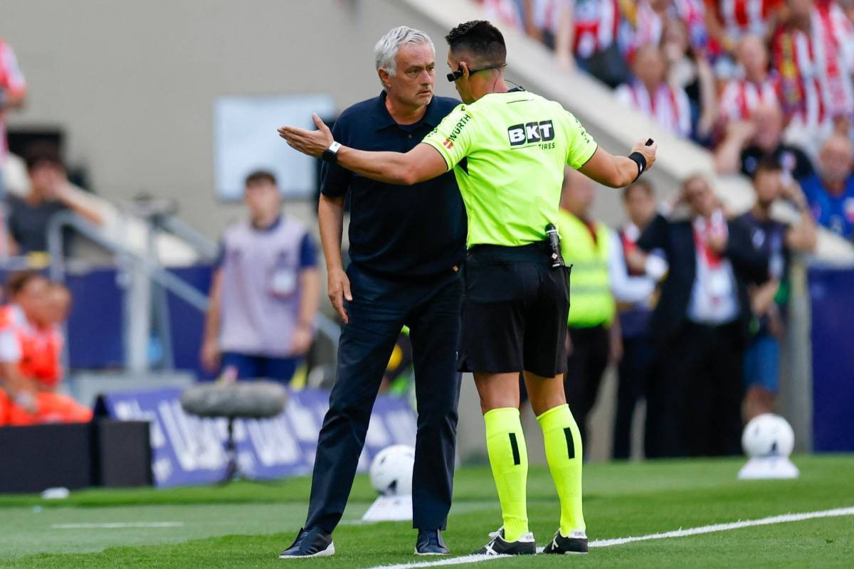 O Árbitro Miguel Angel Ortiz Arias e José Mourinho, técnico do Real Madrid/OSCAR DEL POZO / AFP