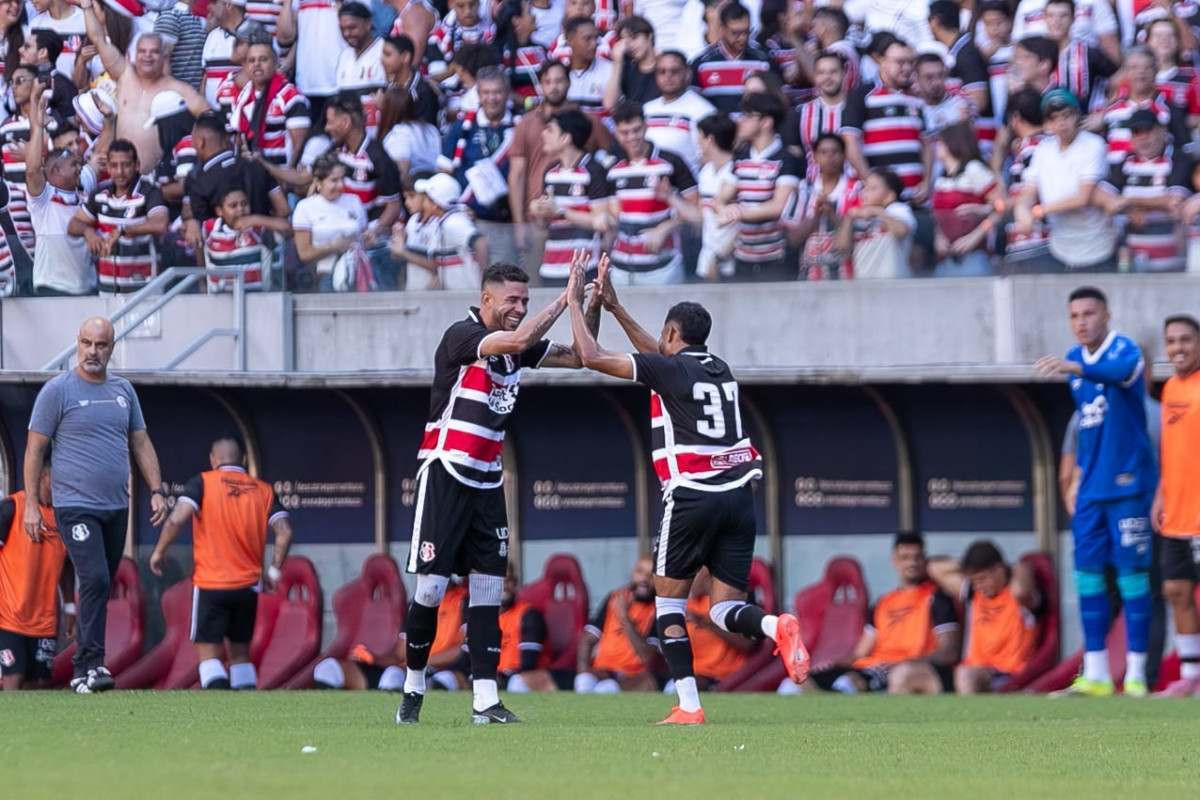 Renato comemora gol do Santa Cruz /Rafael Vieira/DP Foto