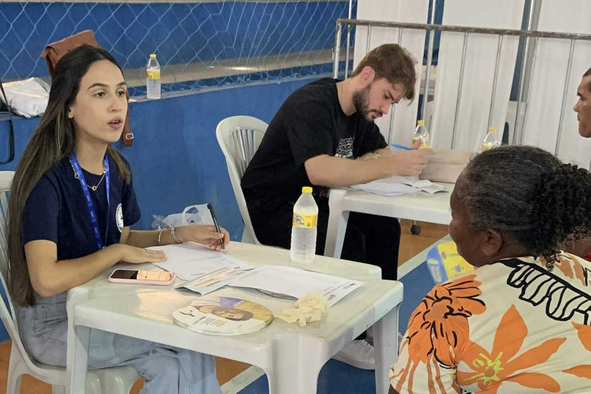 Profissionais da Unit realizam atendimentos gratuitos durante a Semana de Responsabilidade Social, na Imbiribeira, no Recife/Divulgação