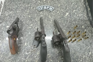 Rev&oacute;lveres calibre .38 foram apreendidos pela Pol&iacute;cia Militar durante a a&ccedil;&atilde;o na Mustardinha, no Recife