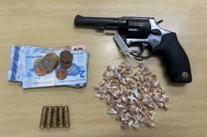 Com o suspeito, al&eacute;m da arma e das drogas, foram encontrados R$ 81,95 da venda dos entorpecentes