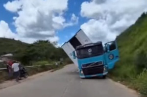 A estrutura de trio el&eacute;trico da carreta ficou parcialmente inclinada 