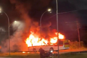 &Ocirc;nibus &eacute; incendiado durante protesto neste s&aacute;bado na BR-101 no Ibura