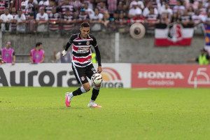 Matheus Vin&iacute;cius, defensor do Santa Cruz 