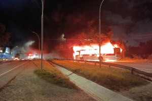 &Ocirc;nibus da empresa Metropolitana ficou totalmente destru&iacute;do