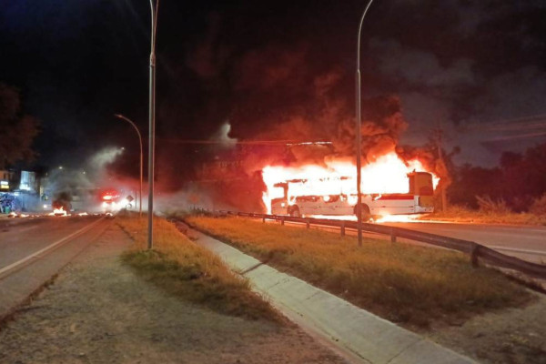 &Ocirc;nibus da empresa Metropolitana ficou totalmente destru&iacute;do
