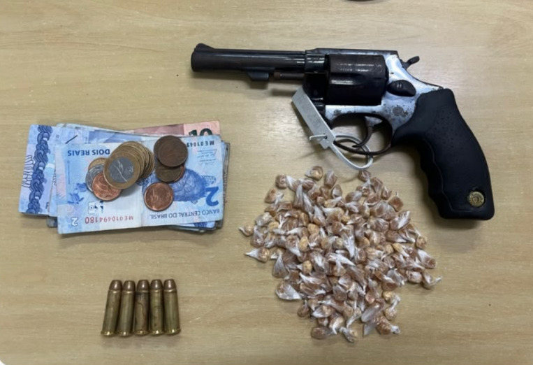 Com o suspeito, além da arma e das drogas, foram encontrados R$ 81,95 da venda dos entorpecentes/PMPE/Divulgação