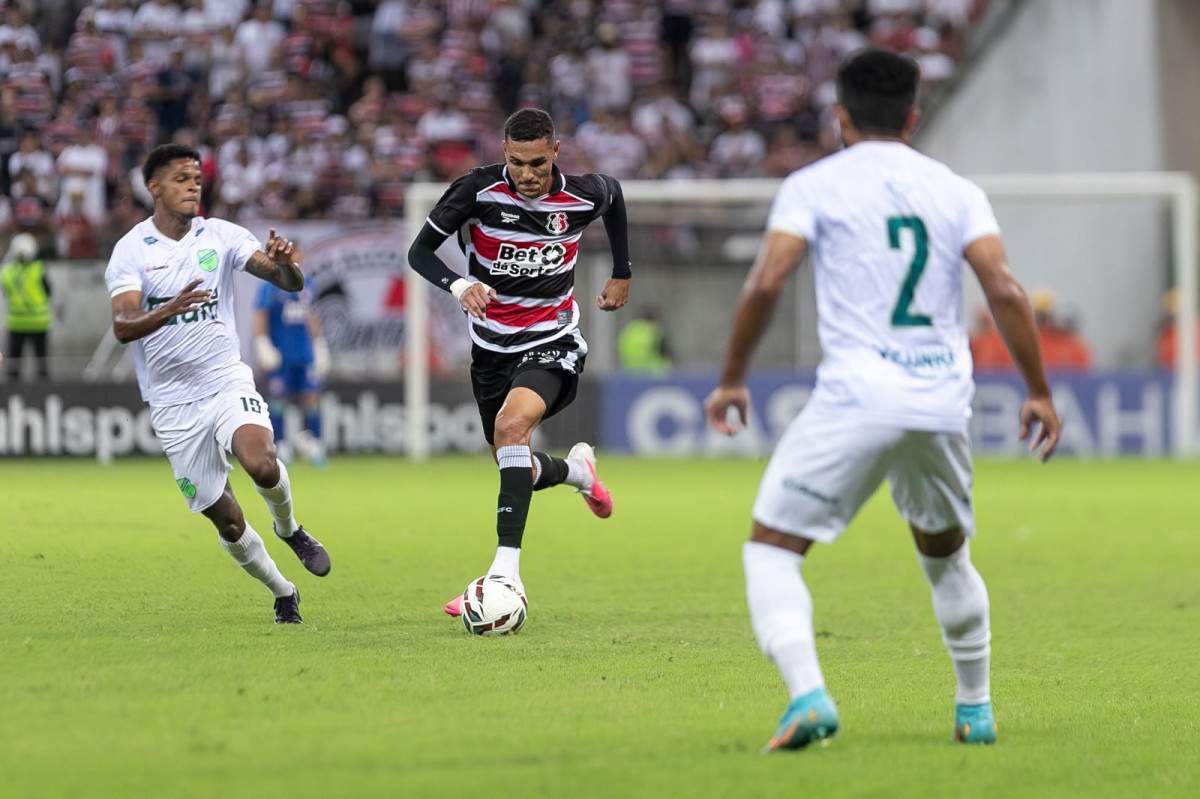 Matheus Vinícius, zagueiro do Santa Cruz /Rafael Vieira/DP Foto
